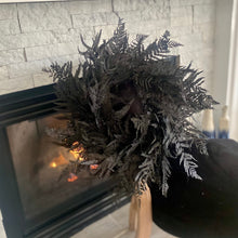 Load image into Gallery viewer, Minimalist Charm Black Wreath